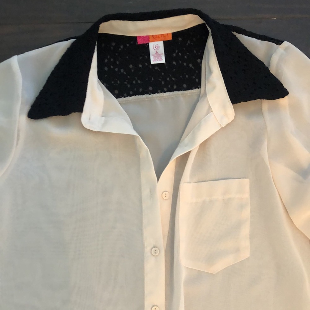Beautiful sheer and lace button down blouse - Picture 2 of 5